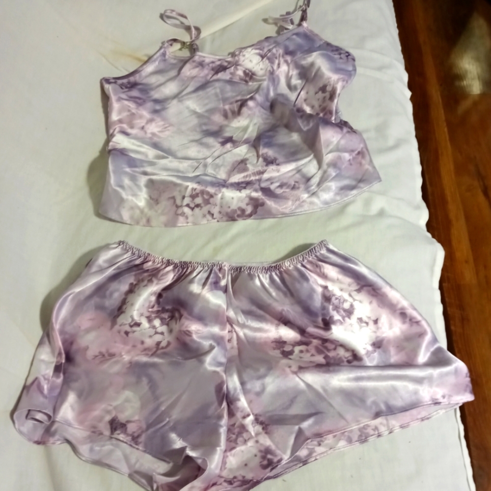 Pretty 2 piece silky pajamas